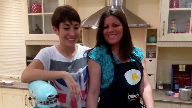 Lidia de la O (a la derecha) con Alma Obregón en el estudio de Canal Cocina.